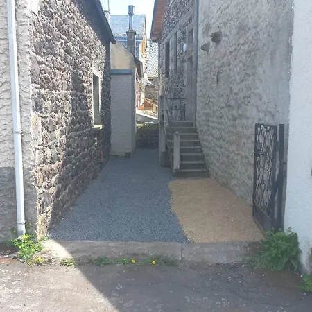 De La Vieille Tour 63790 *